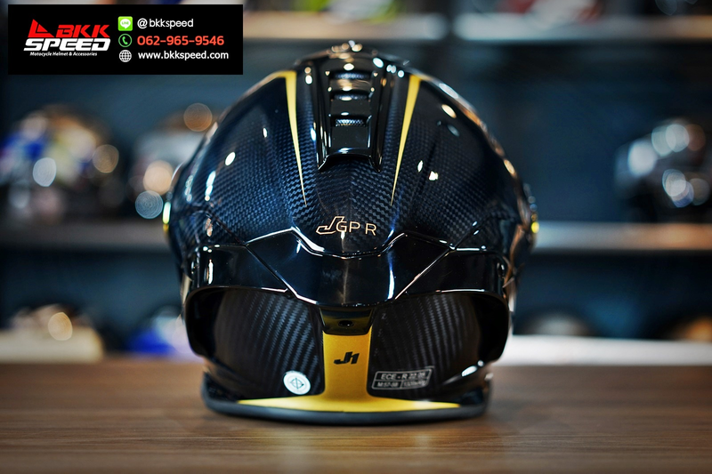 รูปสินค้าหมวกกันน็อคเต็มใบ แบรนด์ Just1 รุ่น J ลาย/สี GPR carbon สำหรับขี่มอเตอร์ไซค์ มุมด้านข้าง จาก BKKSPEED