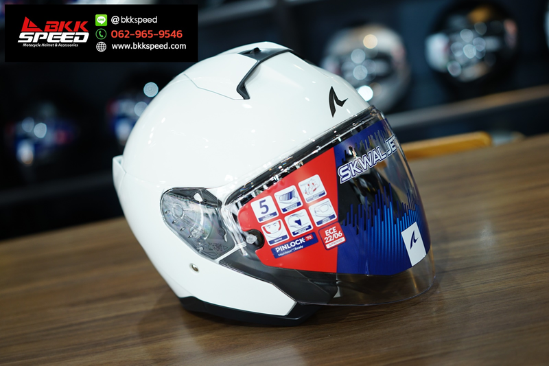 รูปสินค้าหมวกกันน็อคเต็มใบ แบรนด์ SHARK รุ่น SKWAL ลาย/สี JET BLANK GLOSSY WHITE (W05) สำหรับขี่มอเตอร์ไซค์ มุมด้านข้าง จาก BKKSPEED