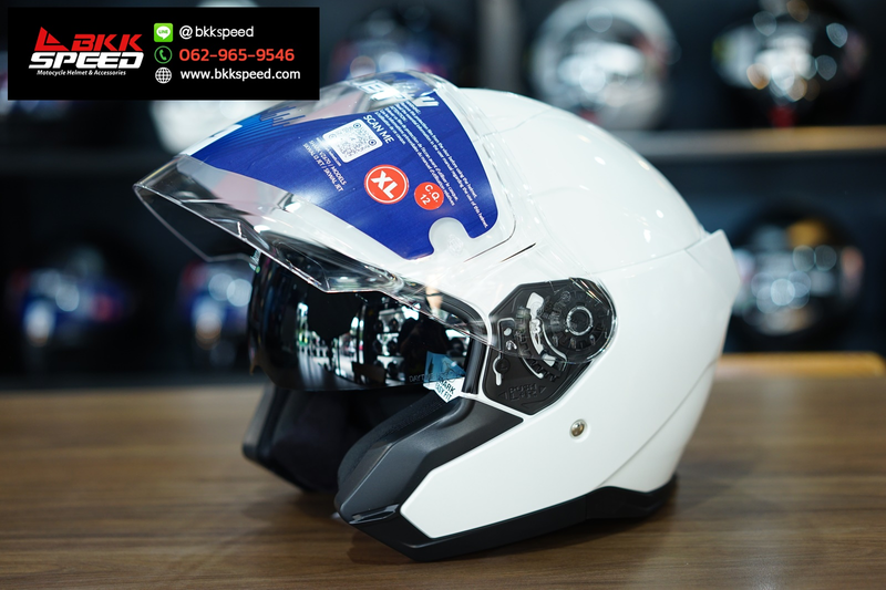 รูปสินค้าหมวกกันน็อคเต็มใบ แบรนด์ SHARK รุ่น SKWAL ลาย/สี JET BLANK GLOSSY WHITE (W05) สำหรับขี่มอเตอร์ไซค์ รูปเพิ่มเติม 5 จาก BKKSPEED