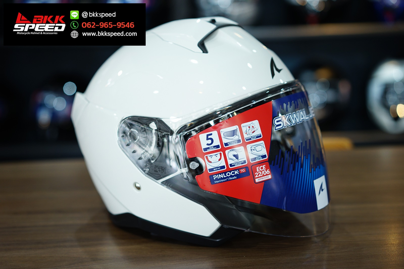 รูปสินค้าหมวกกันน็อคเต็มใบ แบรนด์ SHARK รุ่น SKWAL ลาย/สี JET BLANK GLOSSY WHITE (W05) สำหรับขี่มอเตอร์ไซค์ มุมหลักด้านหน้า จาก BKKSPEED