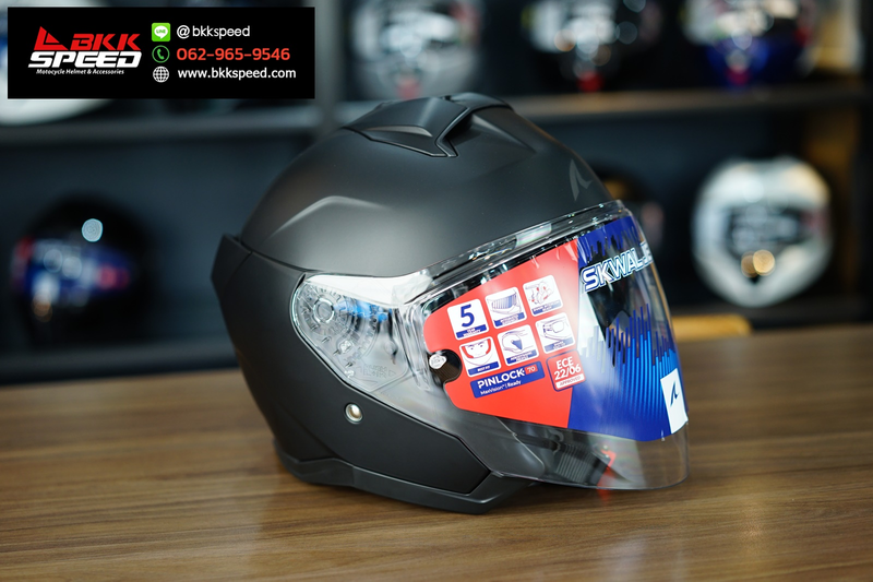 รูปสินค้าหมวกกันน็อคเต็มใบ แบรนด์ SHARK รุ่น Skwal ลาย/สี JET Dark Shadow Edition Matt Black (KMA) สำหรับขี่มอเตอร์ไซค์ มุมด้านข้าง จาก BKKSPEED