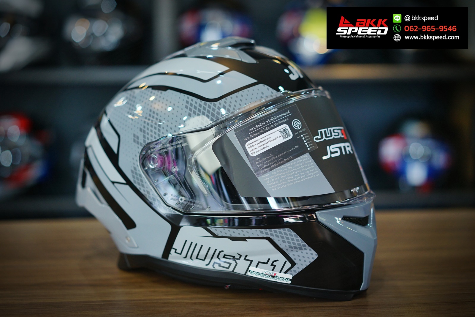 รูปสินค้าหมวกกันน็อคเต็มใบ แบรนด์ Just1 รุ่น Just1 JSTR ลาย/สี JSTR Union Grey Black สำหรับขี่มอเตอร์ไซค์ มุมหลักด้านหน้า จาก BKKSPEED
