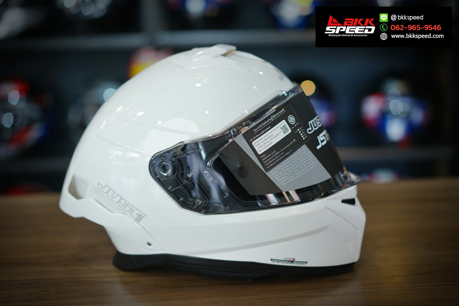 รูปสินค้าหมวกกันน็อคเต็มใบ แบรนด์ Just1 รุ่น Just1 JSTR ลาย/สี JSTR Solid White สำหรับขี่มอเตอร์ไซค์ มุมหลักด้านหน้า จาก BKKSPEED