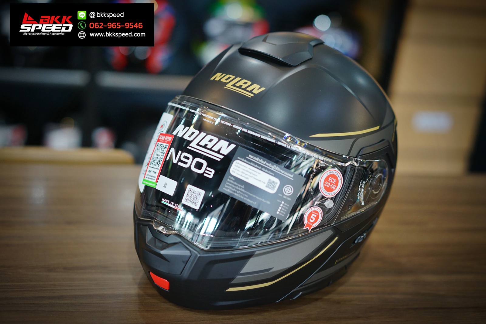 รูปสินค้าหมวกกันน็อคเต็มใบ แบรนด์ Nolan รุ่น Nolan N90.3 ลาย/สี N90.3 Sincrono Matt Black Gold (351) สำหรับขี่มอเตอร์ไซค์ มุมด้านข้าง จาก BKKSPEED