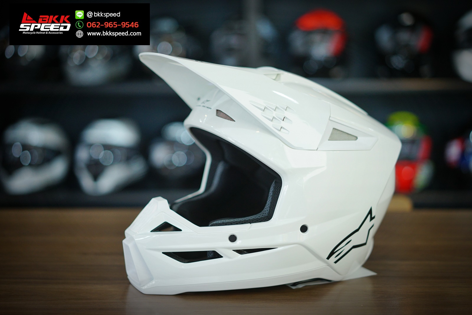 รูปสินค้าหมวกกันน็อคเต็มใบ แบรนด์ Alpinestars รุ่น Alpinestars SM3 ลาย/สี SM3 Solid White สำหรับขี่มอเตอร์ไซค์ มุมหลักด้านหน้า จาก BKKSPEED