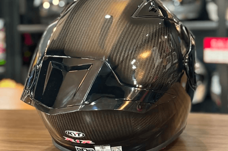 รูปสินค้าหมวกกันน็อคเต็มใบ แบรนด์ KYT รุ่น KYT R1R Carbon ลาย/สี R1R Carbon สำหรับขี่มอเตอร์ไซค์ รายละเอียดสินค้า จาก BKKSPEED