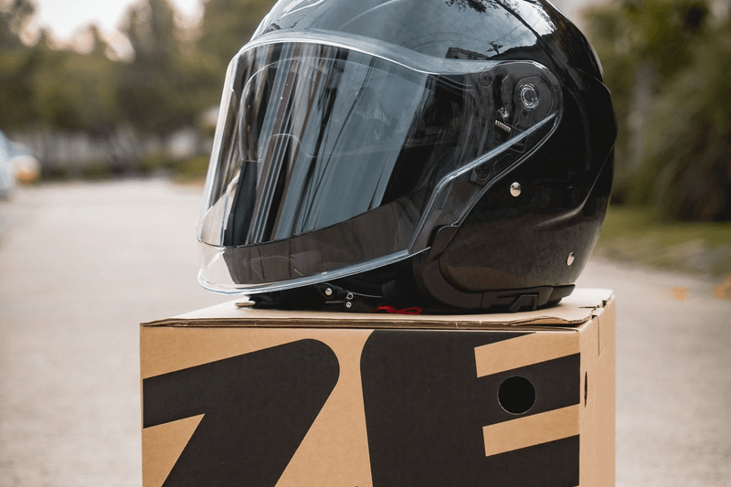 รูปสินค้าหมวกกันน็อคเต็มใบ แบรนด์ ZEUS รุ่น 630 ลาย/สี Carbon openface สำหรับขี่มอเตอร์ไซค์ มุมด้านหลัง จาก BKKSPEED