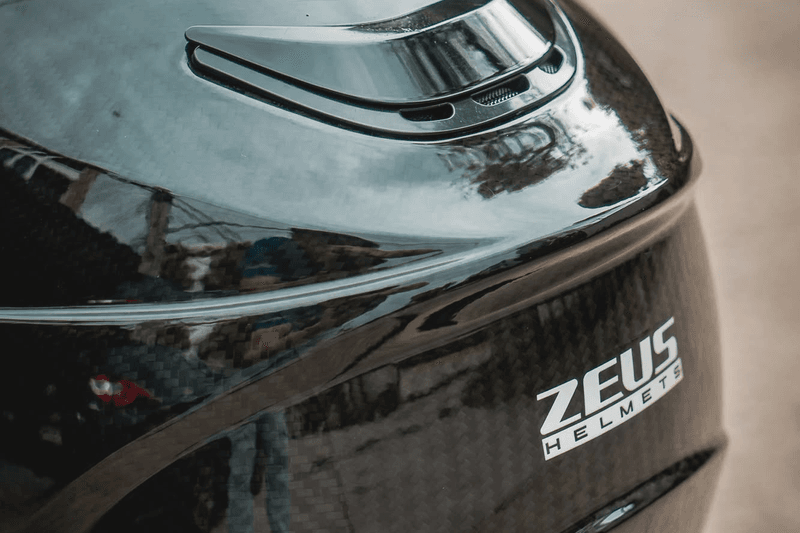 รูปสินค้าหมวกกันน็อคเต็มใบ แบรนด์ ZEUS รุ่น 630 ลาย/สี Carbon openface สำหรับขี่มอเตอร์ไซค์ รายละเอียดสินค้า จาก BKKSPEED