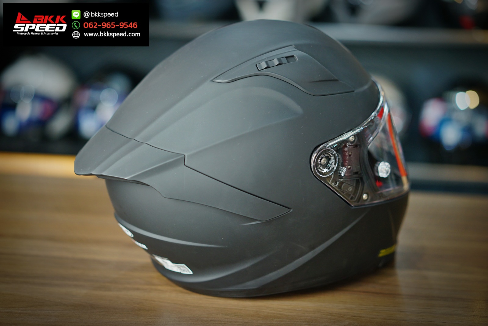 รูปสินค้าหมวกกันน็อคเต็มใบ แบรนด์ KYT รุ่น Striker ลาย/สี solid matt black สำหรับขี่มอเตอร์ไซค์ มุมด้านหลัง จาก BKKSPEED