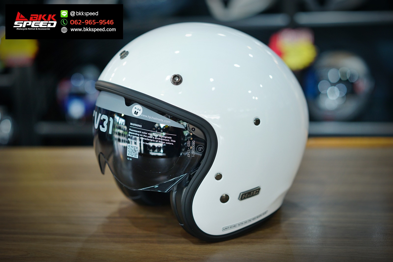 รูปสินค้าหมวกกันน็อคเต็มใบ แบรนด์ HJC รุ่น HJC V31 ลาย/สี V31 White สำหรับขี่มอเตอร์ไซค์ มุมหลักด้านหน้า จาก BKKSPEED