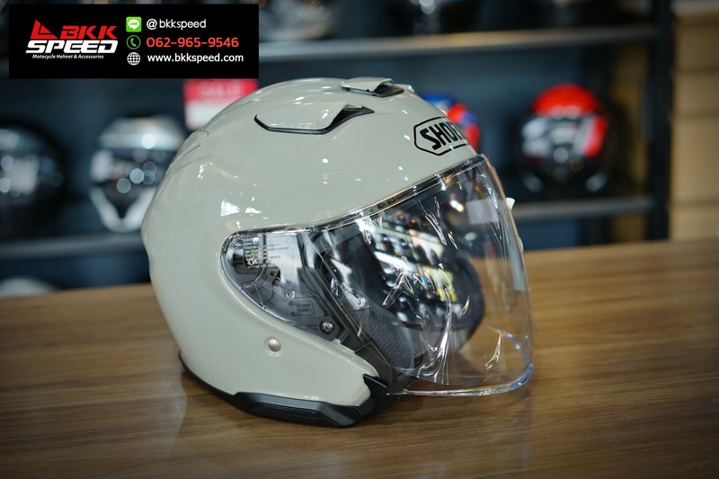 รูปสินค้าหมวกกันน็อคเต็มใบ แบรนด์ SHOEI รุ่น SHOIE J Cruise 3 ลาย/สี J cruise 3 Chalk Grey สำหรับขี่มอเตอร์ไซค์ มุมด้านหลัง จาก BKKSPEED